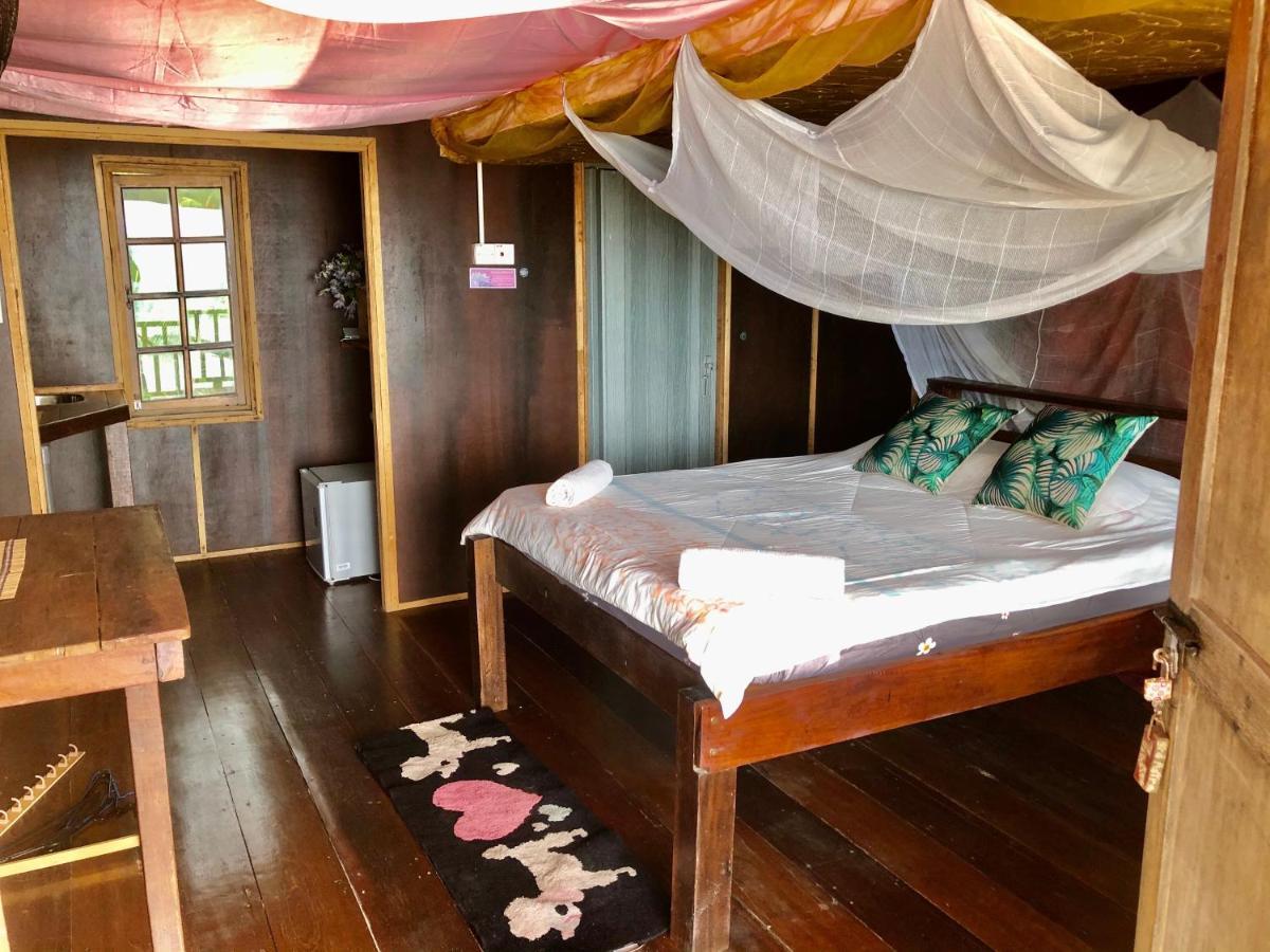Beachfront Hut Downstairs Astra - Beach Shack Chalet Kampong Juara Екстер'єр фото
